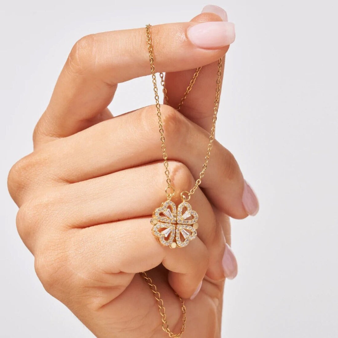 Collar Trébol De Corazones | Un Diseño Elegante que se Transforma + Caja De Regalo